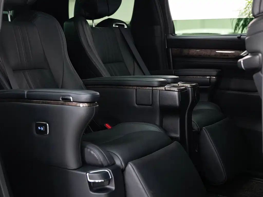 Toyota Alphard 2023 — фото 13