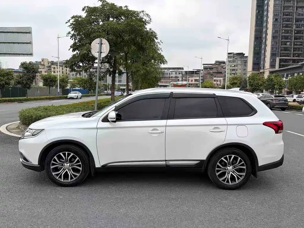 Mitsubishi Outlander 2018 — фото 3