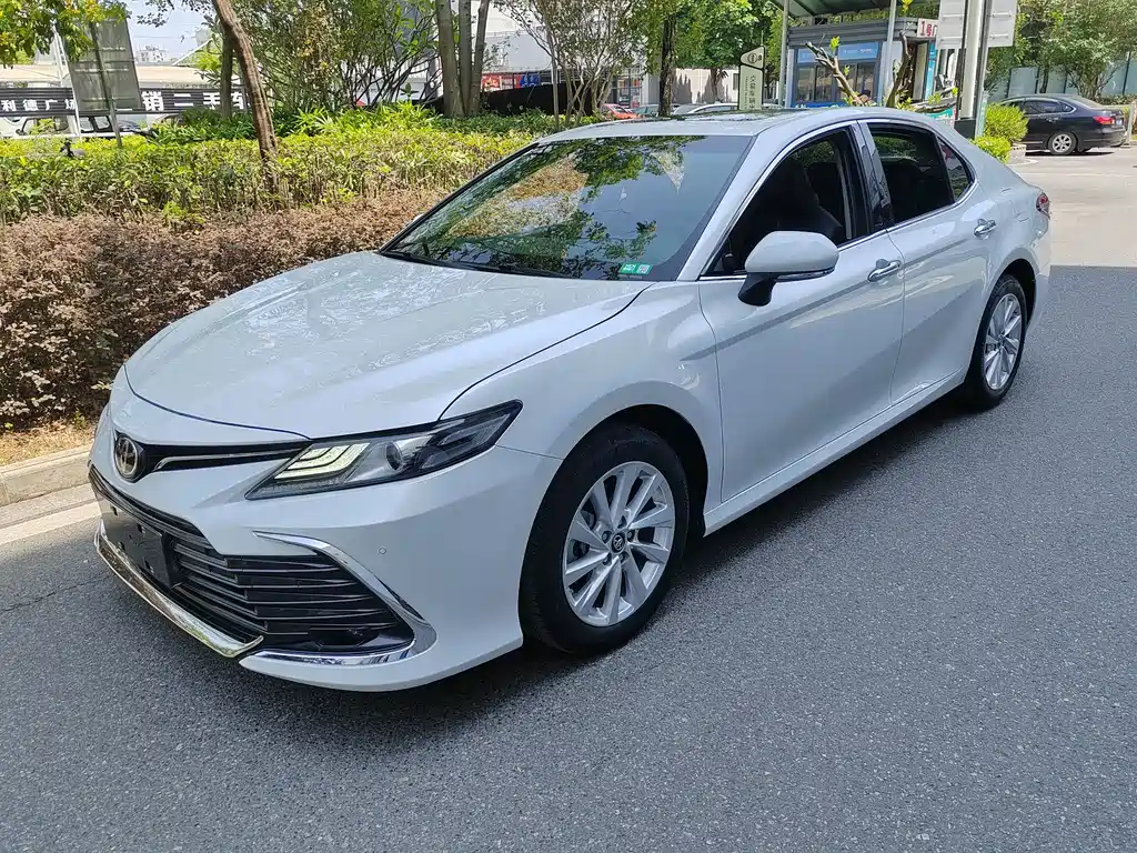 Toyota Camry 2023 — фото 1
