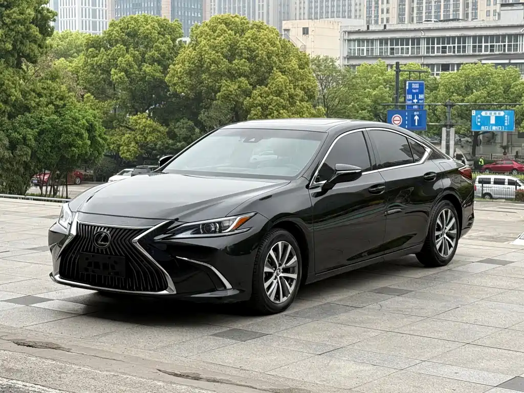 Lexus ES 2019 — фото 1