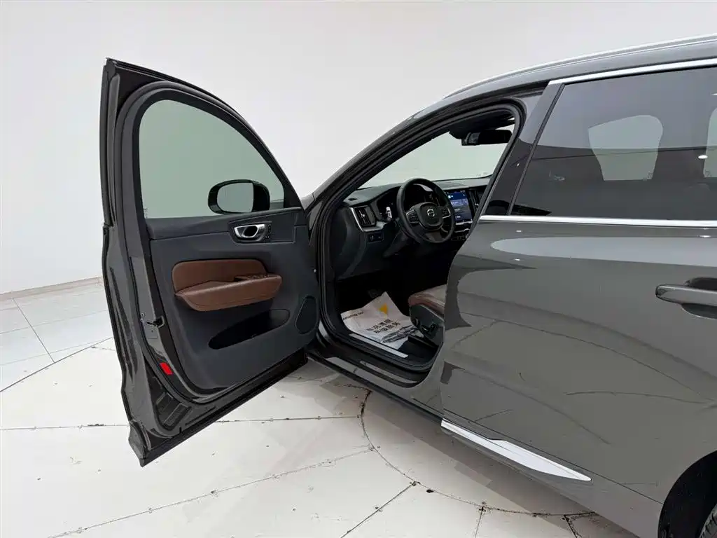 Volvo XC60 2022 — фото 13