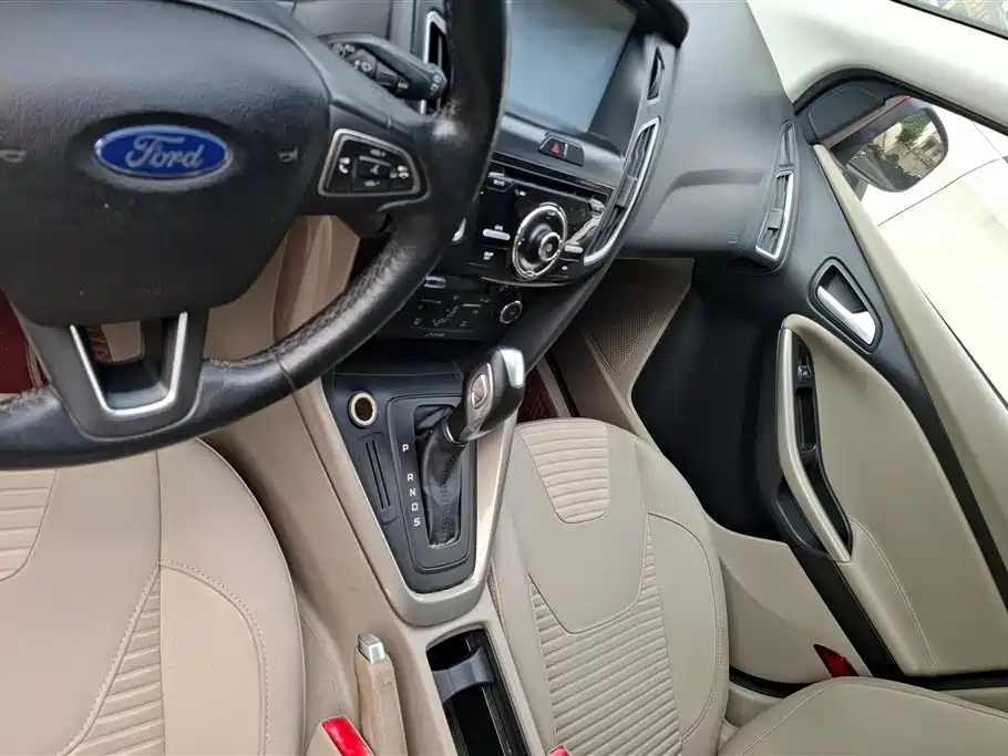 Ford Focus 2015 — фото 16