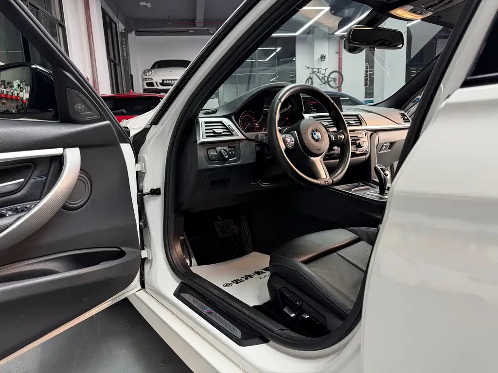 BMW 3 Series 2019 — фото 10