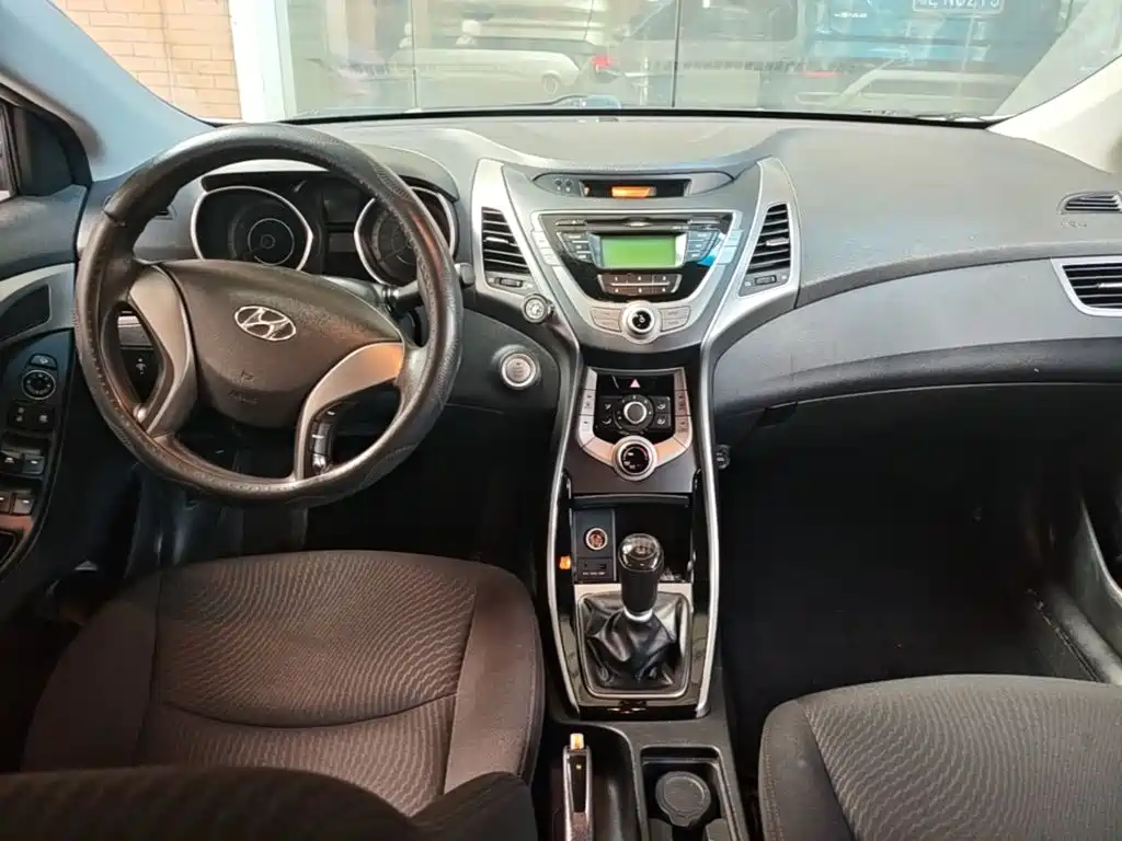 Hyundai Elantra 2015 — фото 10