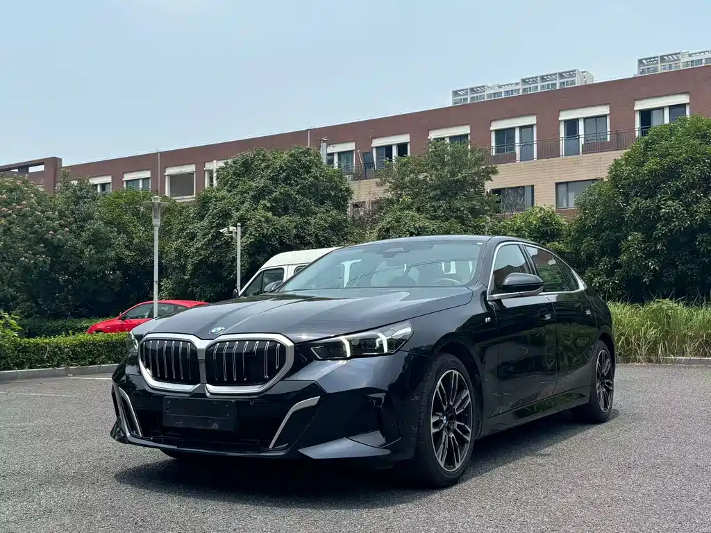 BMW 5 Series 2025 — фото 1