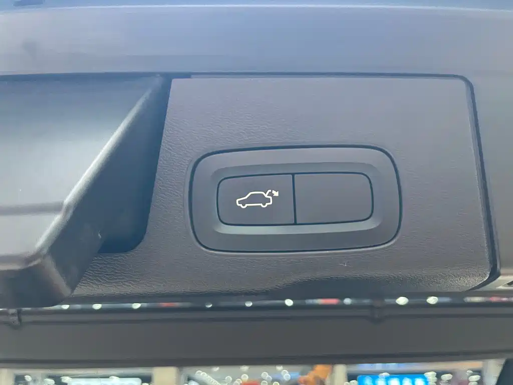 Volvo XC60 2018 — фото 16