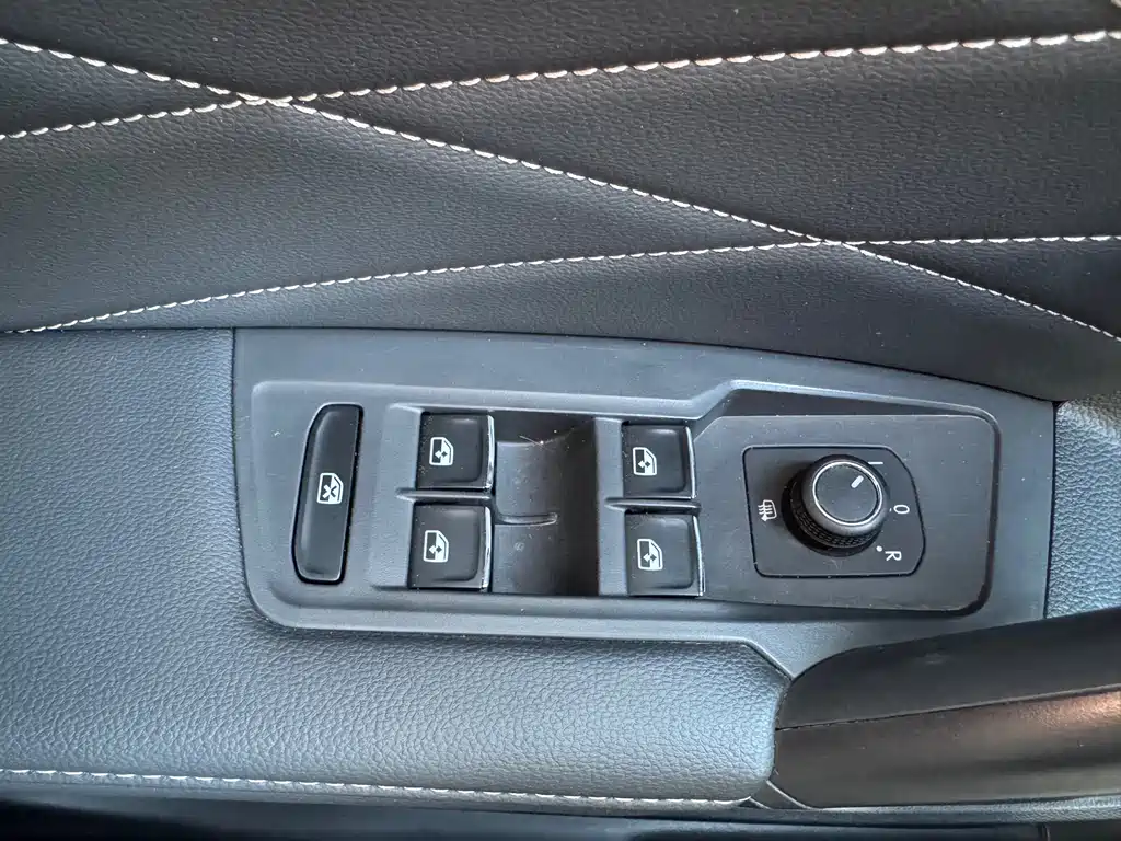 Volkswagen Tiguan L 2023 — фото 17