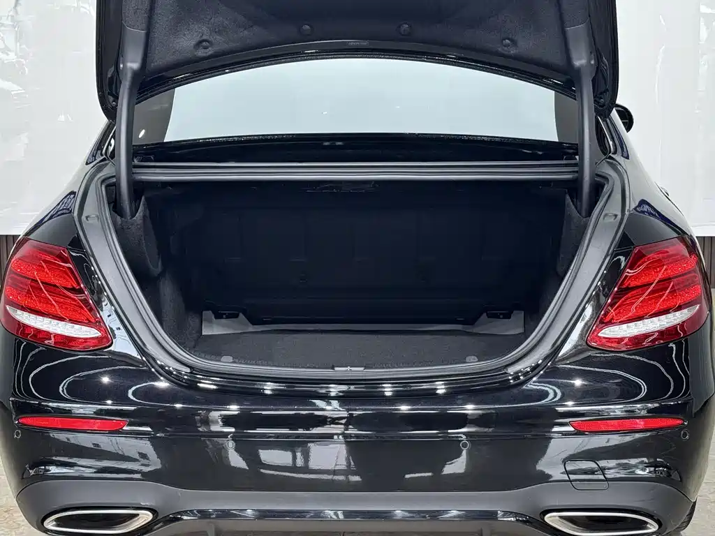 Mercedes-Benz E-Class 2018 — фото 20