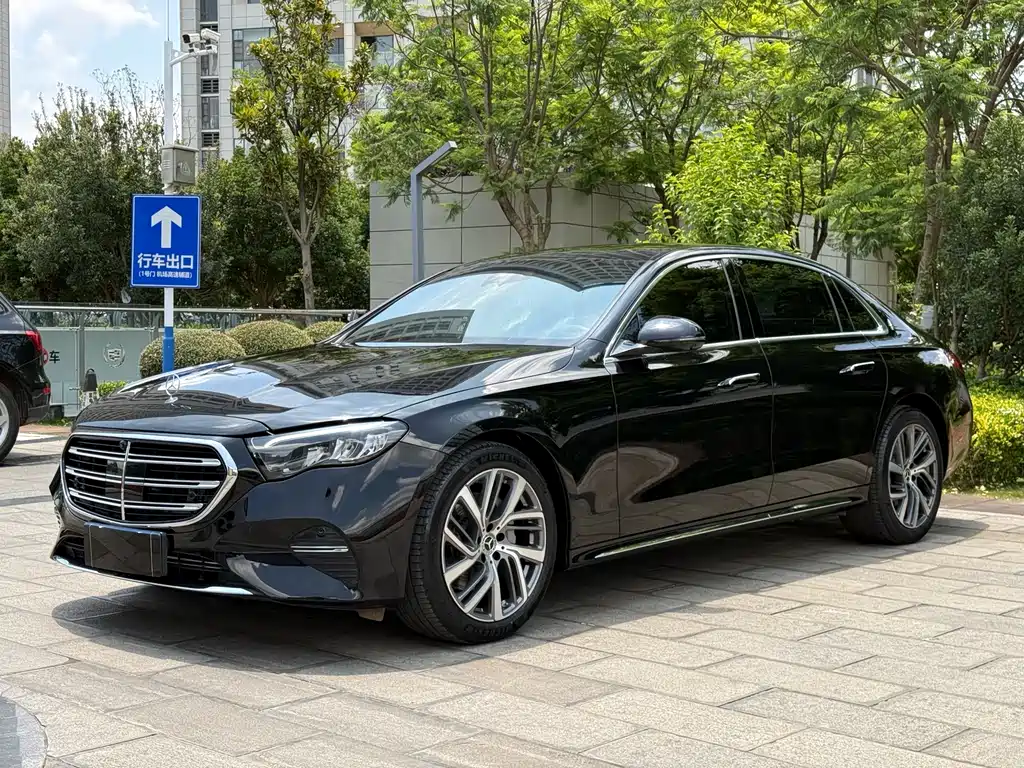 Mercedes-Benz E-Class 2025 — фото 1