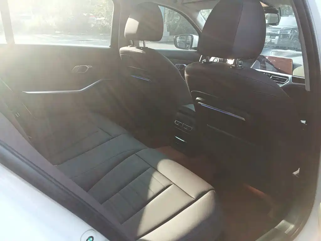 BMW 3 Series 2019 — фото 18