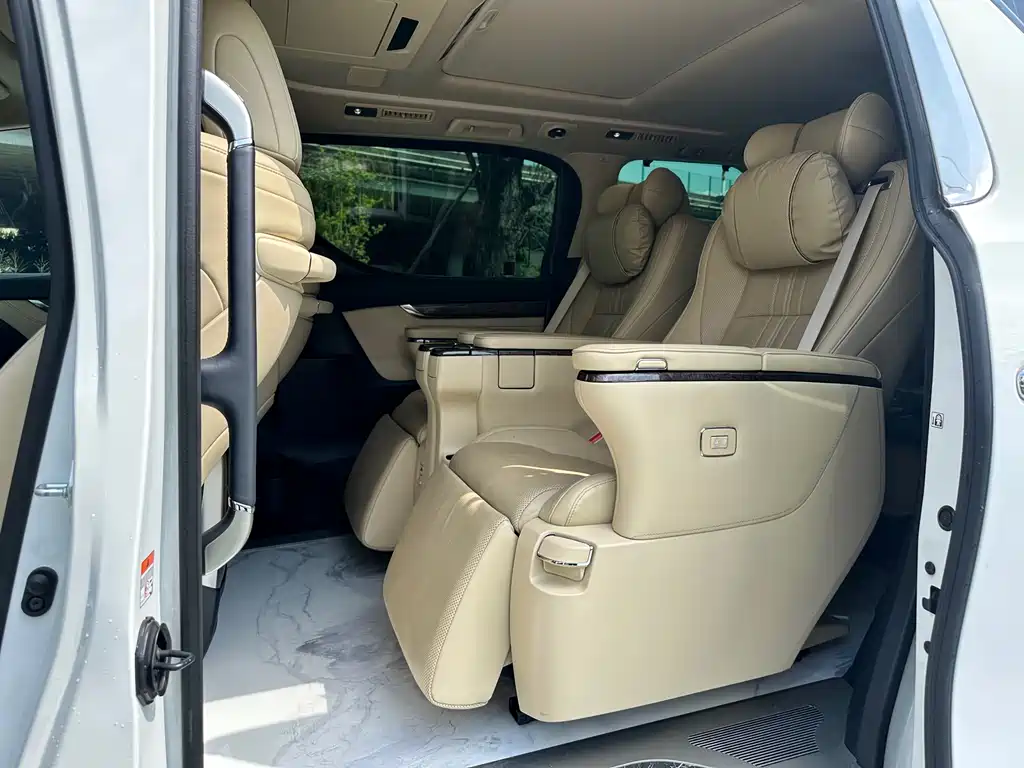 Toyota Alphard 2023 — фото 16