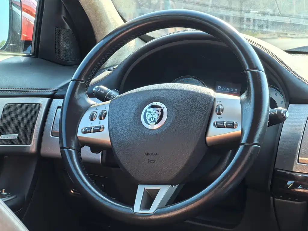 Jaguar XF 2013 — фото 19