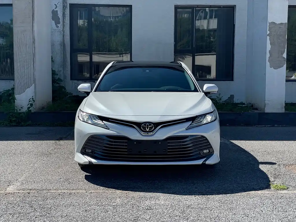 Toyota Camry 2018 — фото 2
