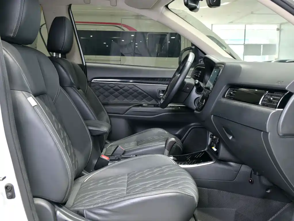 Mitsubishi Outlander 2021 — фото 12
