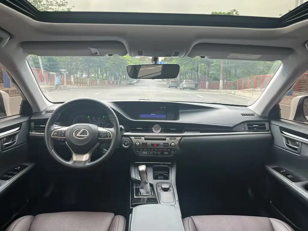 Lexus ES 2018 — фото 10
