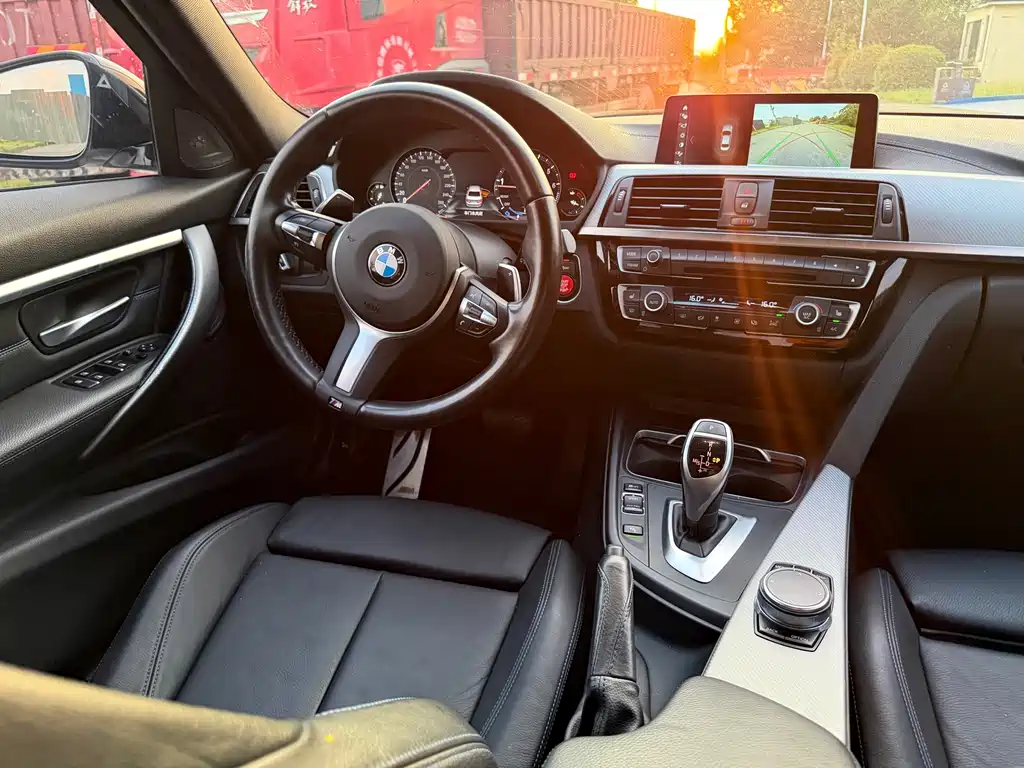 BMW 3 Series 2019 — фото 19