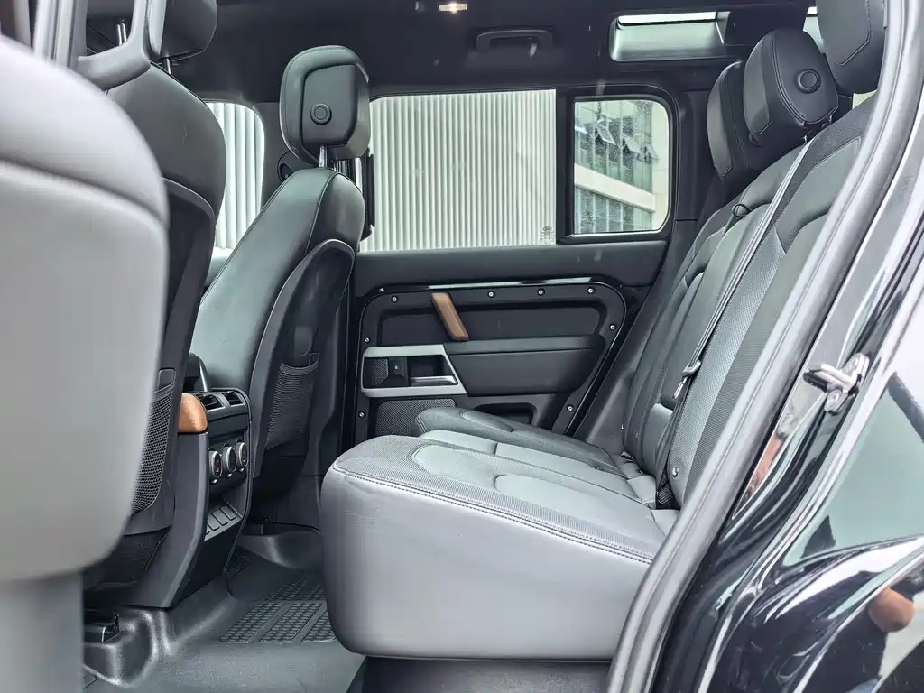 Land Rover Defender 2023 — фото 12