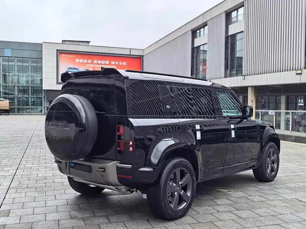 Land Rover Defender 2023 — фото 17
