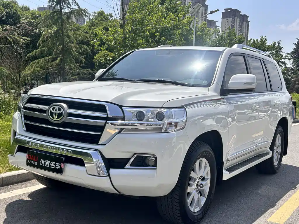 Toyota Land Cruiser 2020 — фото 1