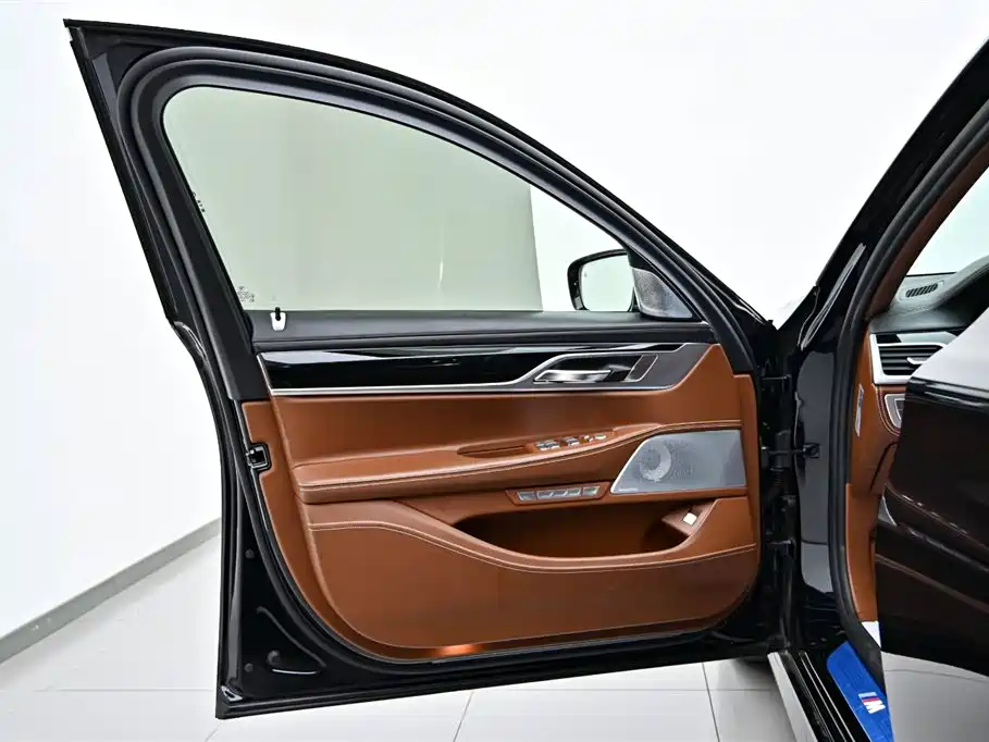 BMW 7 Series 2018 — фото 20