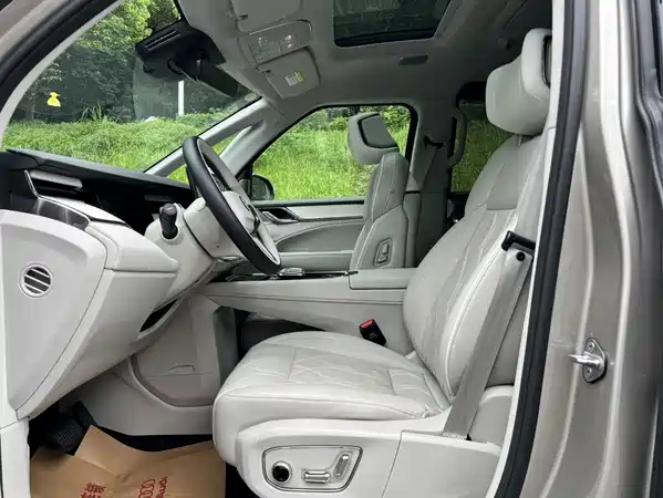 Volvo EM90 2024
