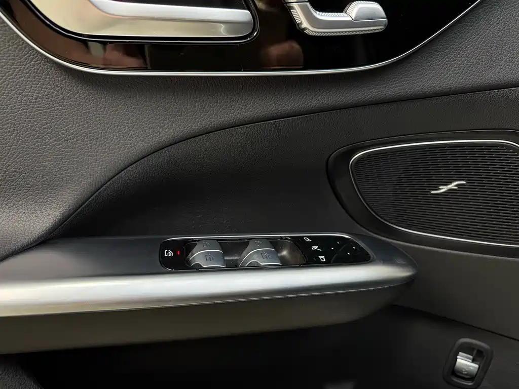 Mercedes-Benz C-Class 2023 — фото 15