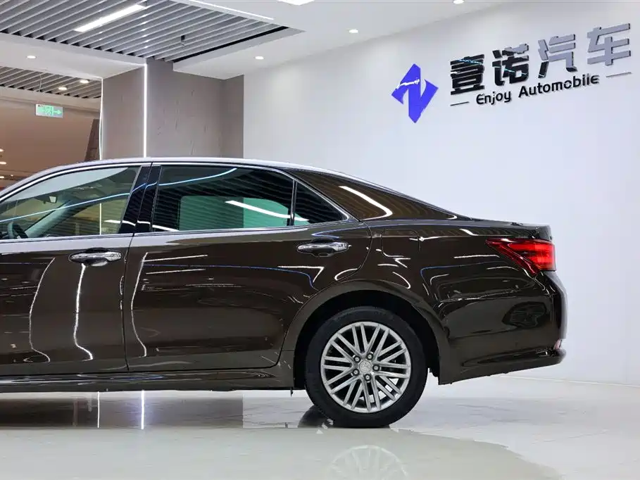 Toyota Crown 2017 — фото 4