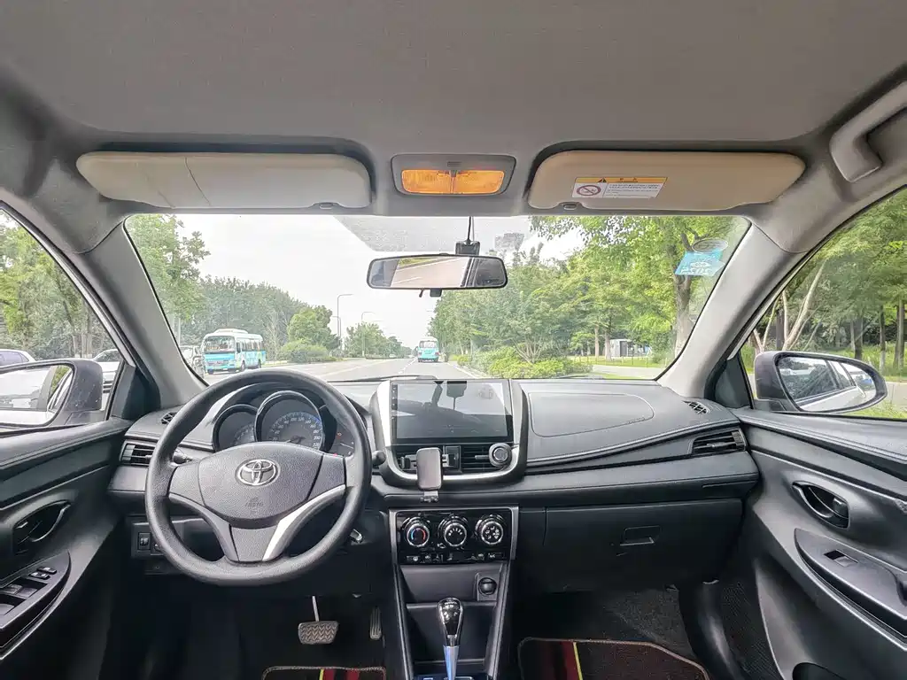 Toyota Yaris L 2019 — фото 11