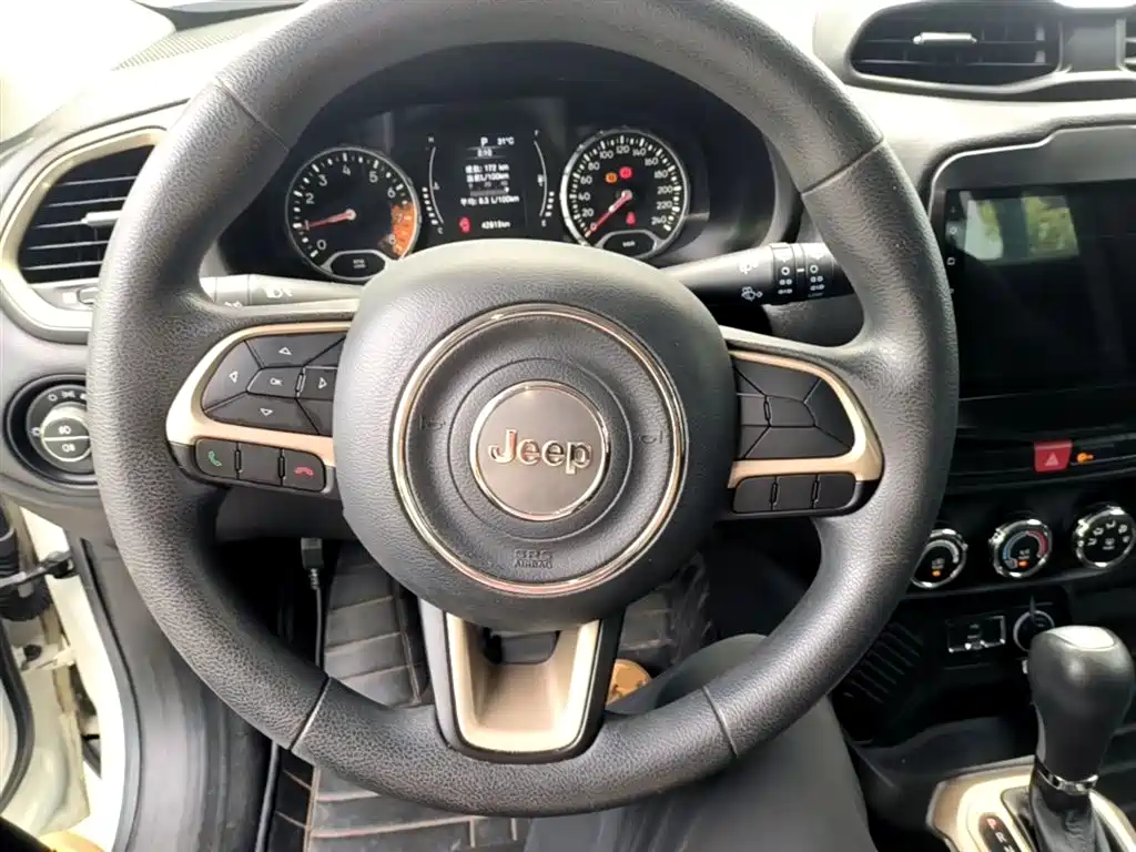 Jeep Renegade 2017 — фото 11