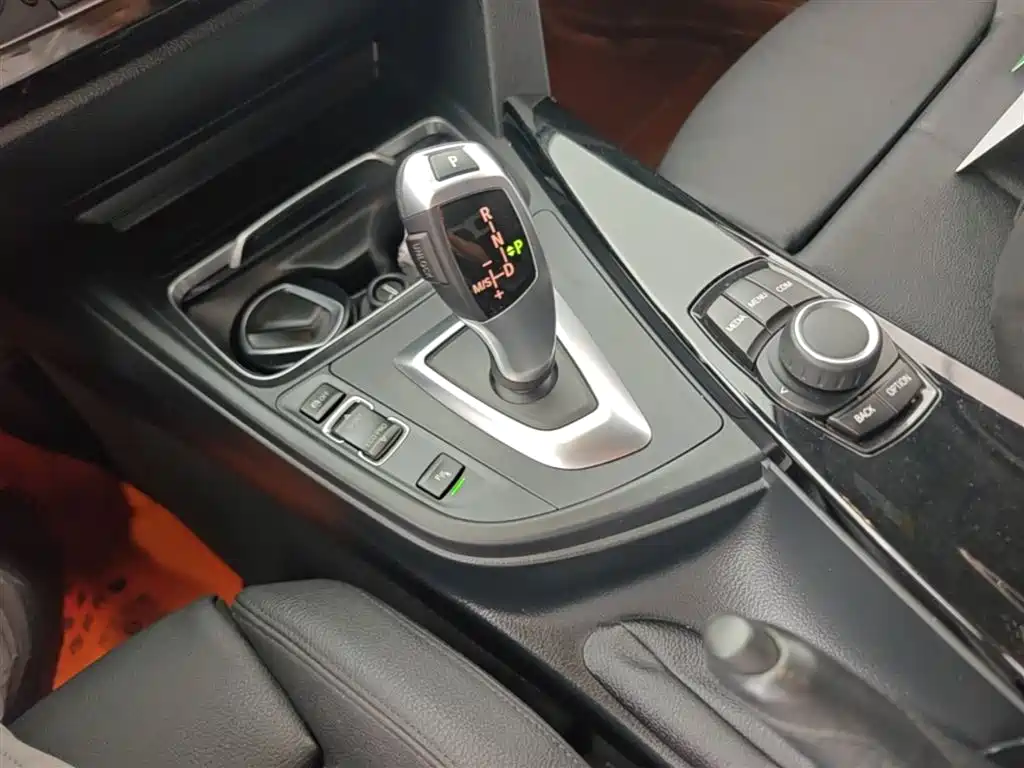 BMW 3 Series 2018 — фото 10