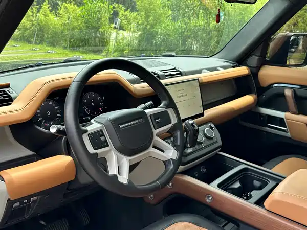 Land Rover Defender 2023