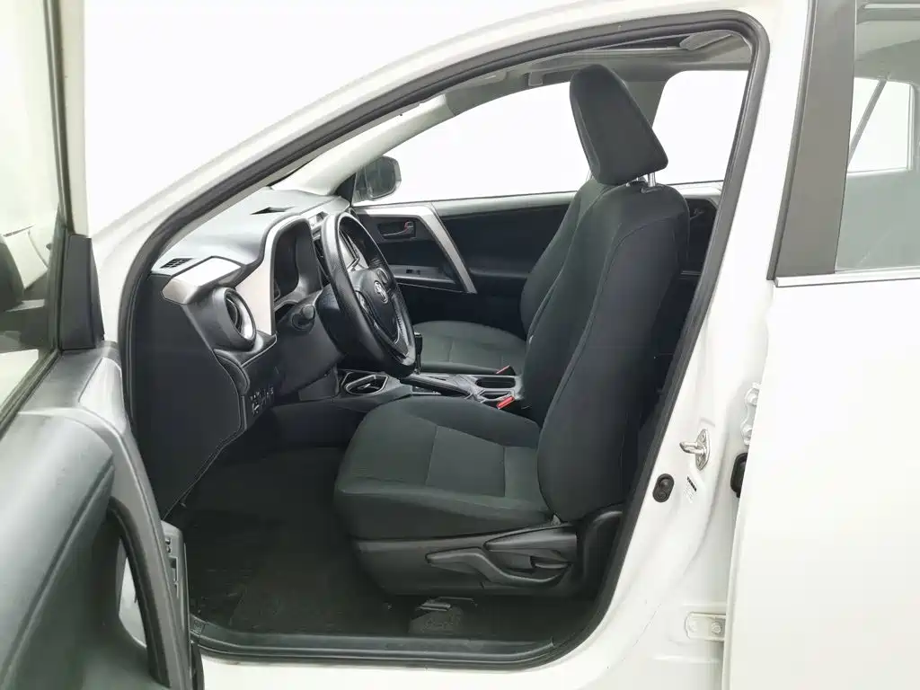 Toyota RAV4 2018 — фото 10