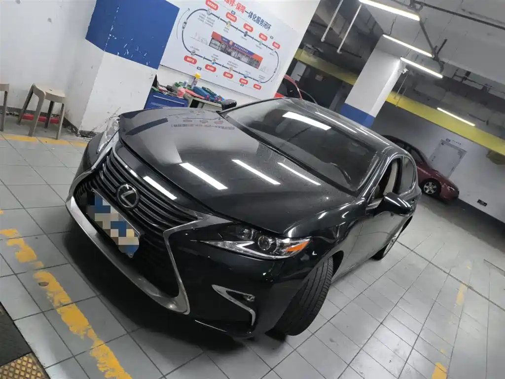 Lexus ES 2018 — фото 1
