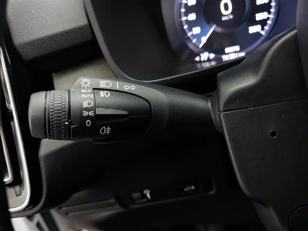 Volvo XC40 2020 — фото 21