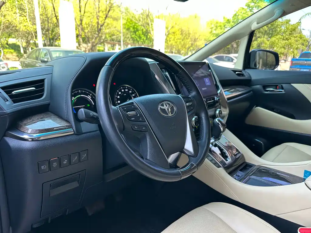 Toyota Vellfire 2022 — фото 10