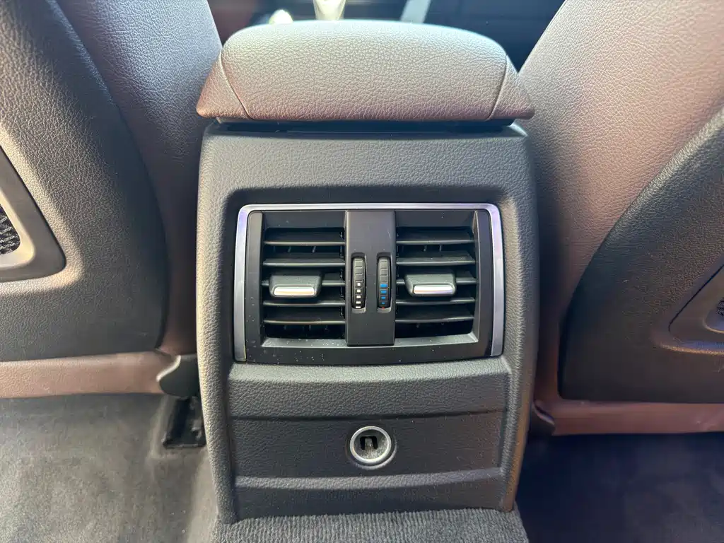 BMW 3 Series 2018 — фото 16