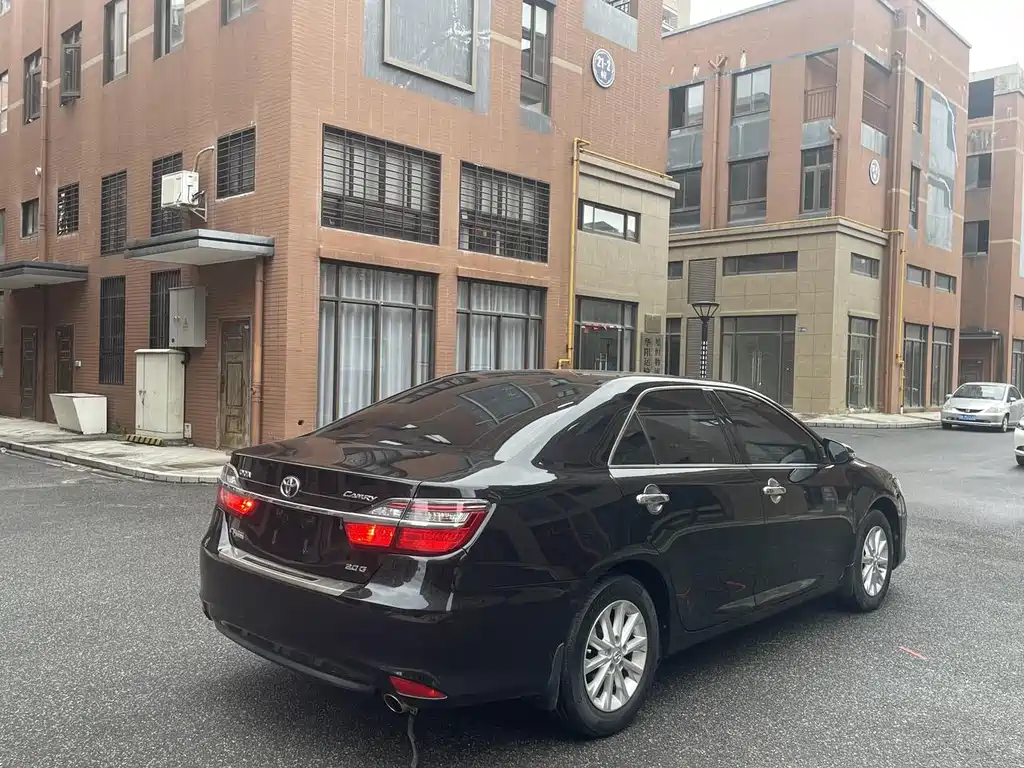 Toyota Camry 2017 — фото 6