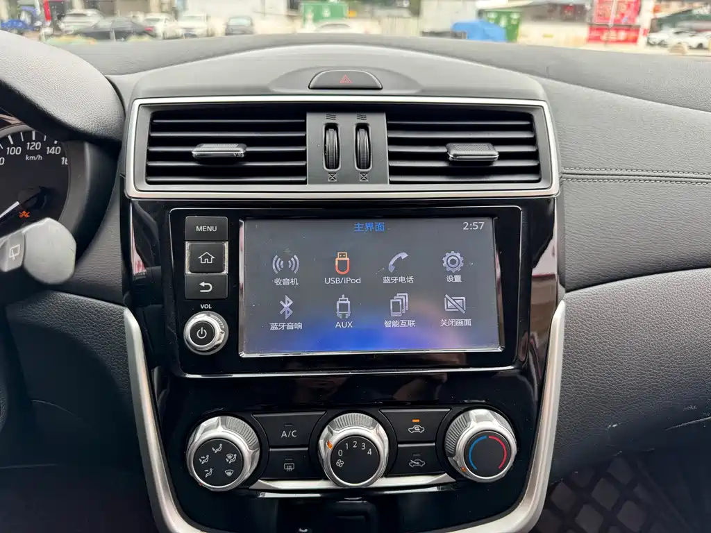 Nissan Tiida 2018 — фото 8