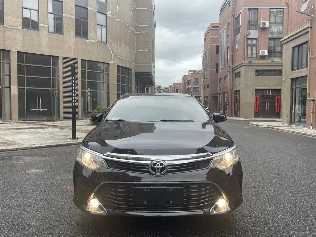 Toyota Camry 2017 — фото 2