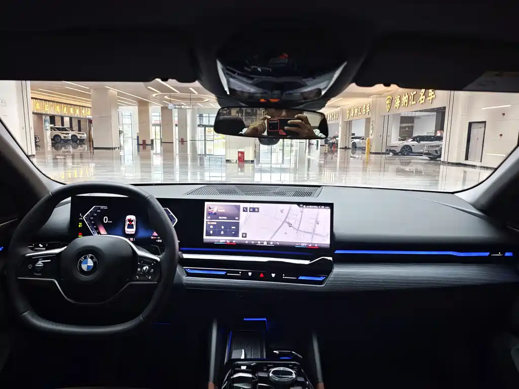 BMW 5 Series 2025 — фото 13