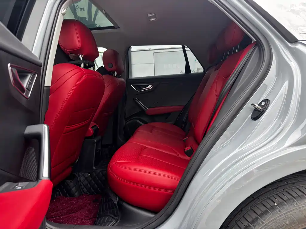 Audi Q2L e-tron 2022 — фото 11