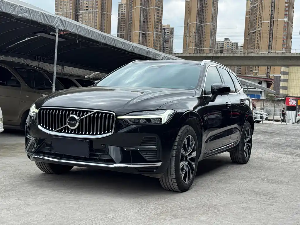 Volvo XC60 2022 — фото 1