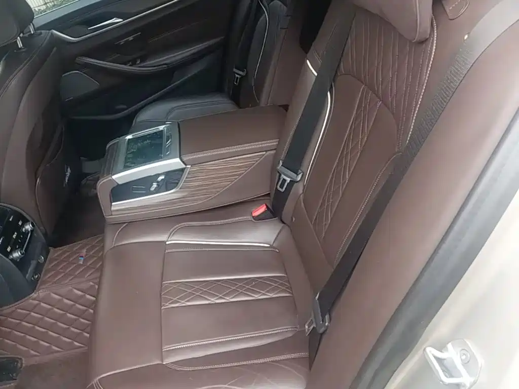 BMW 5 Series 2019 — фото 13