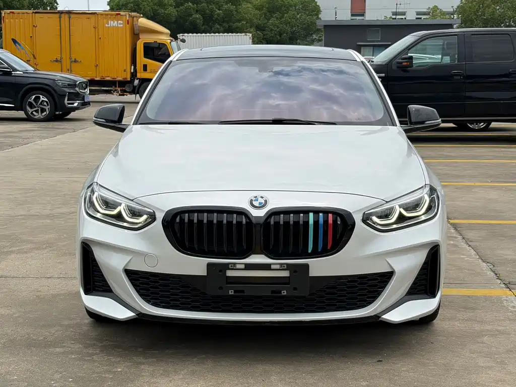 BMW 1 Series 2022 — фото 1