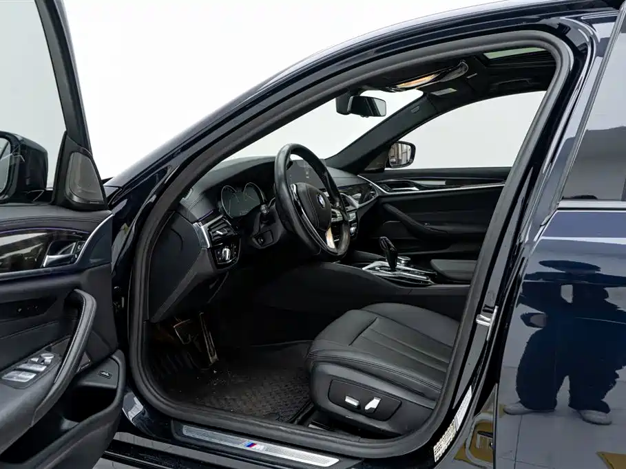 BMW 5 Series 2018 — фото 16