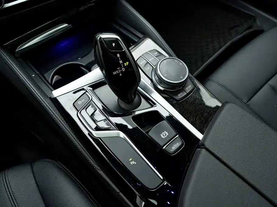 BMW 5 Series 2018 — фото 27