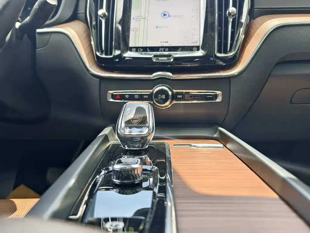 Volvo XC60 Plug-In Hybrid 2024 — фото 13