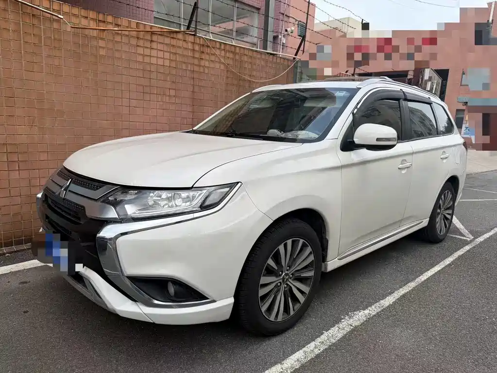 Mitsubishi Outlander 2021 — фото 1