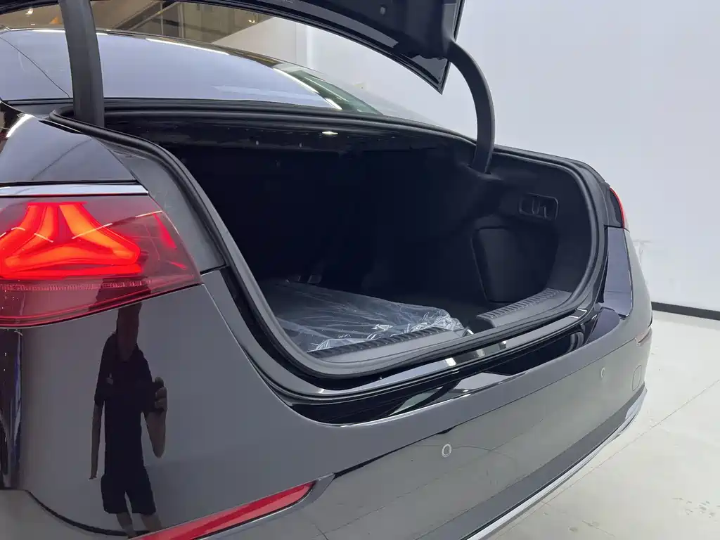 Mercedes-Benz E-Class 2024