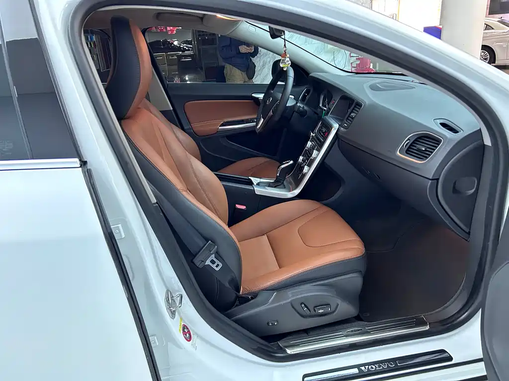 Volvo S60 2018 — фото 10